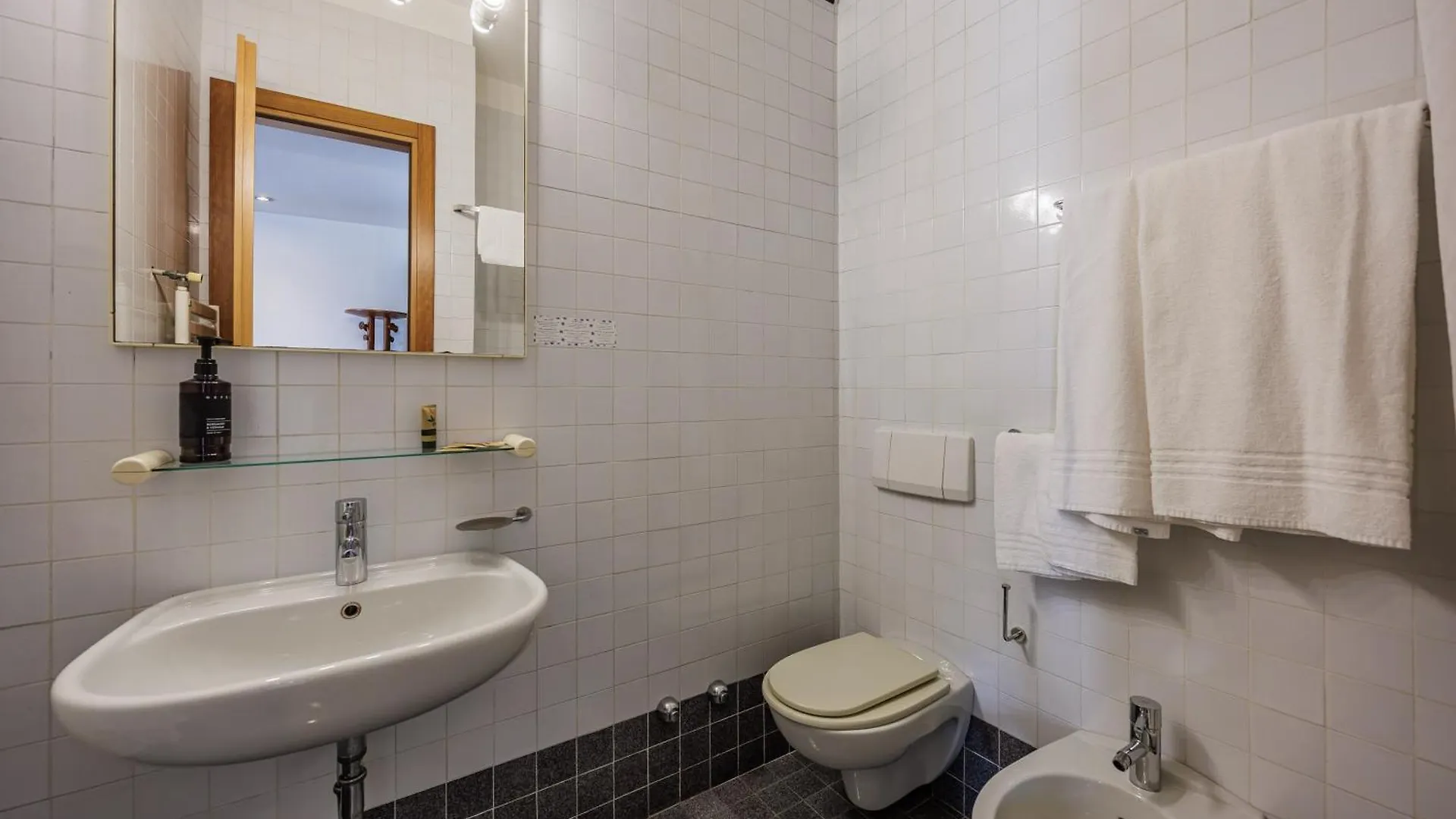 Hotel alla Grotta Lazise 3*,  Italia
