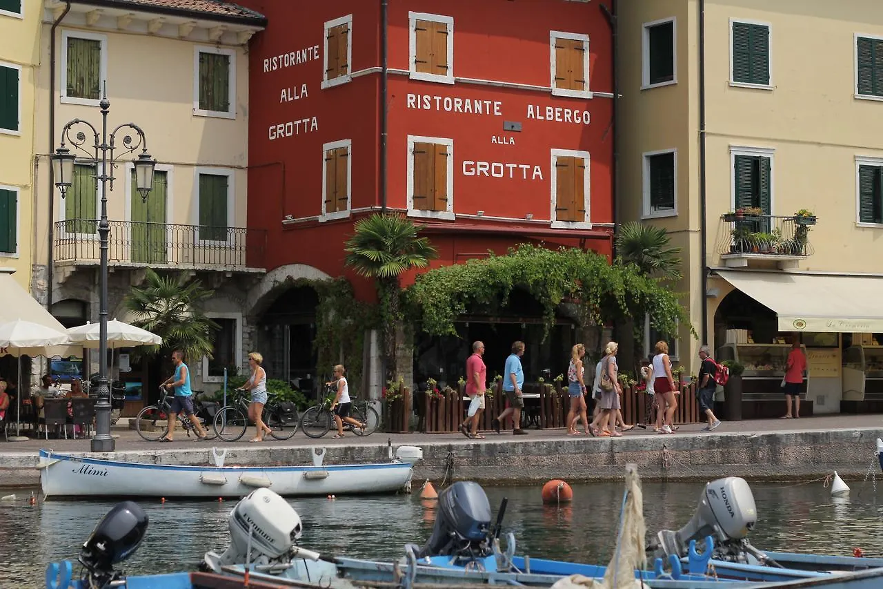 Hotel alla Grotta Lazise 3*,