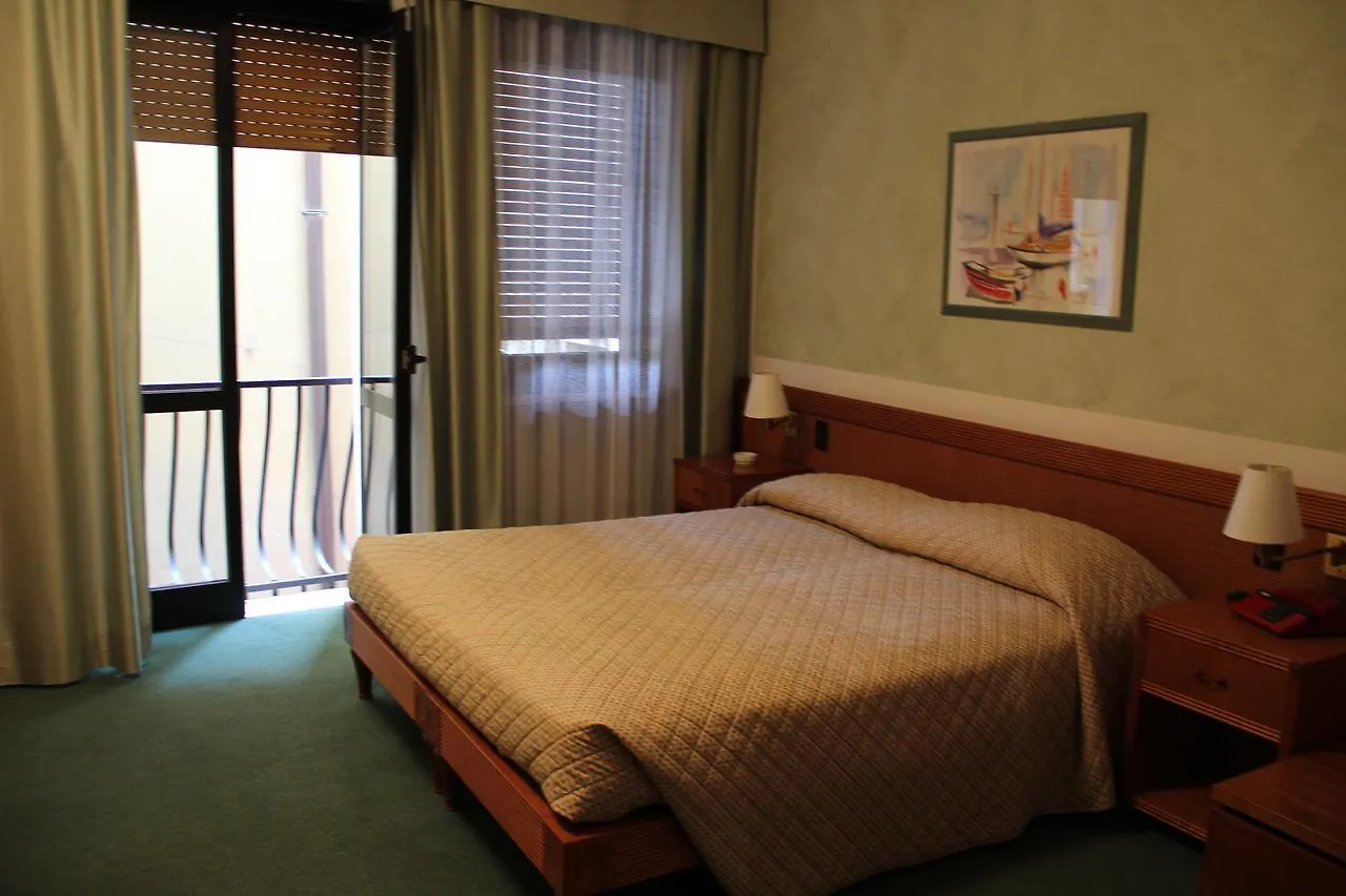 Hotel alla Grotta Lazise 3*,