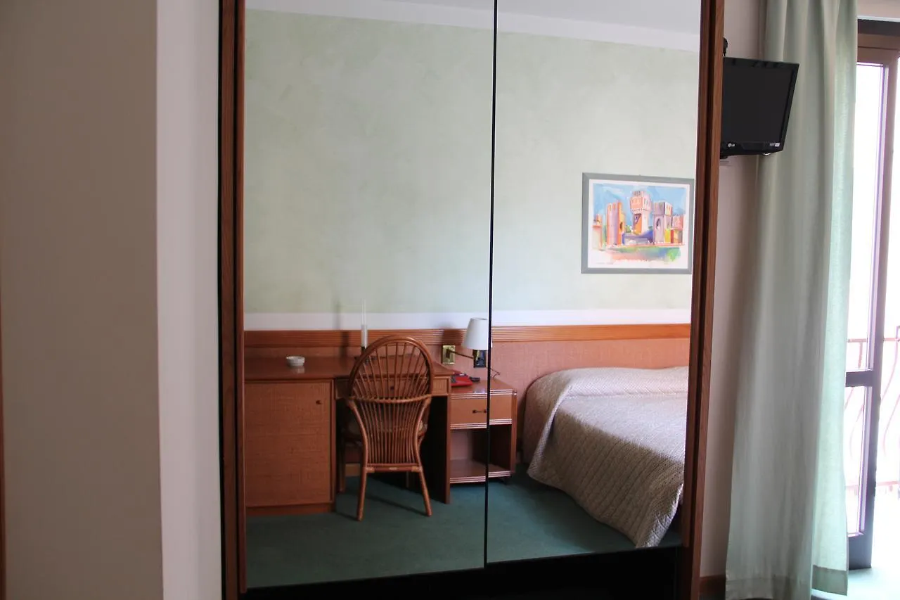 Hotel alla Grotta Lazise 3*,