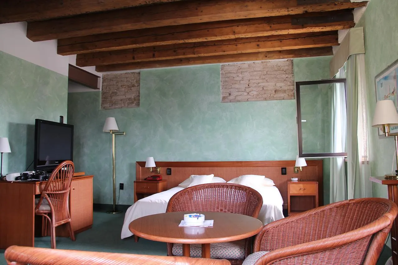 Hotel alla Grotta Lazise Italië