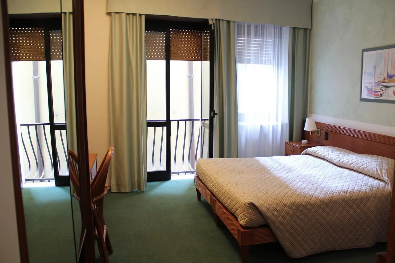 Hotel Alla Grotta Lazise 3*,